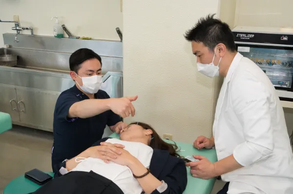 FN美容鍼の実技セミナーで講師とともに実技をしている写真