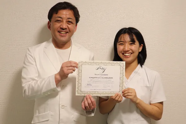 FN美容鍼のディプロマを持つ女性