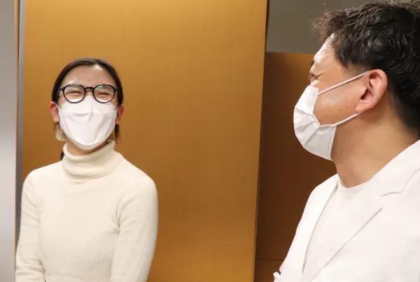 FN美容鍼の実技セミナーの感想を話す女性