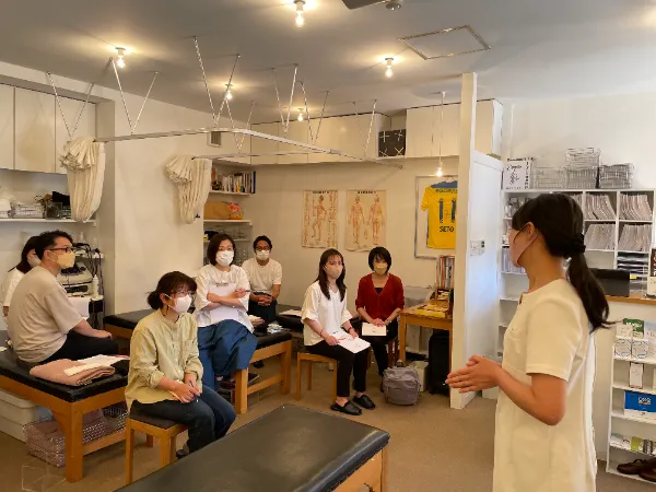 FN美容鍼で座学を受けている様子